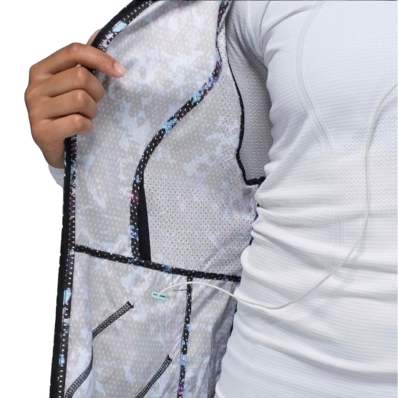 Lululemon Multicoloured Print Pack it Vest with Pockets Size US6 (AU10) - Picture 4 of 13